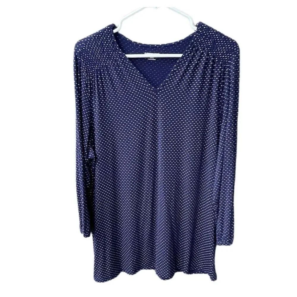 Lands’ End size 1X V neck polka dot rushed shoulders relaxed fit top.
